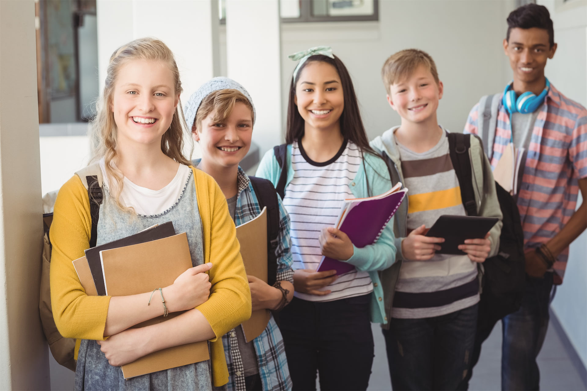 Teens walking in the hallway | Alliance française de Détroit | French ...